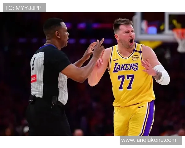 东契奇30+7+6 湖人大胜雷霆