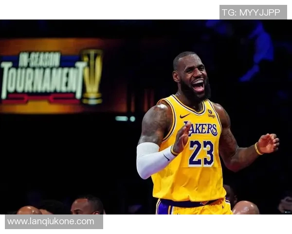 詹姆斯接球就投 超远三分神奇命中 詹姆斯接球就投 超远三分神奇命中