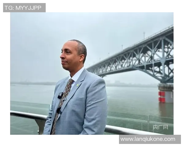 坎贝尔半场轰进4记三分独得12分，中场休息接受美女记者采访